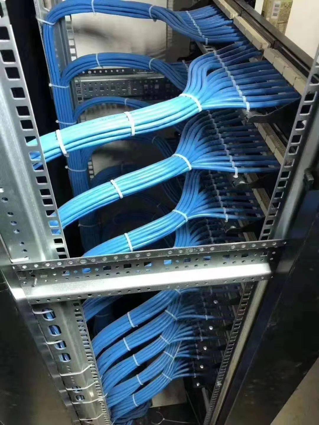 济南水电维修安装工程队的综合布线弱电间现场与计算机系统集成